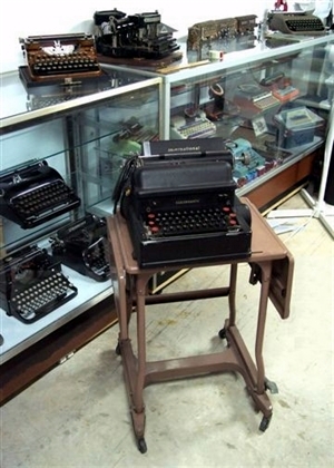 The Electromatic shown on a typing table from the front.